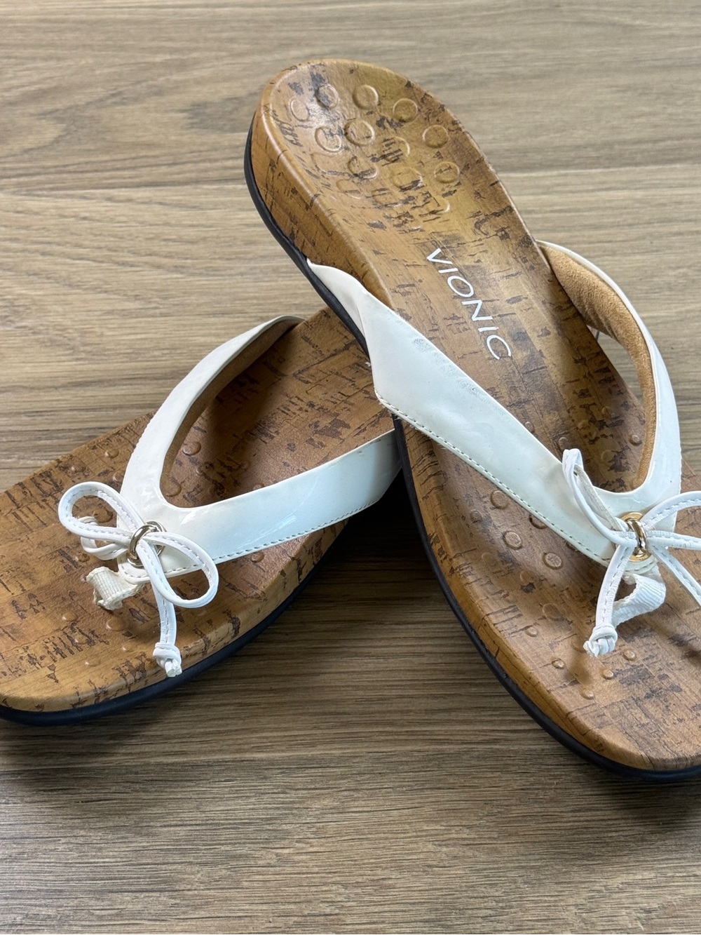 Vionic White Patent Thong Sandals with Bow Accent